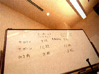 上から薄刃、菖浦(柳刃)、出刃。刃をいつも研いでおくのはもちろんのこと、柄の部分も毎日、丁寧に磨いている。鍋などの柄(取っ手)などは、自分たちで換えることも多いとのことだが、包丁に関しては微妙なバランスがあるので、必ず専門の職人が手がけるという。