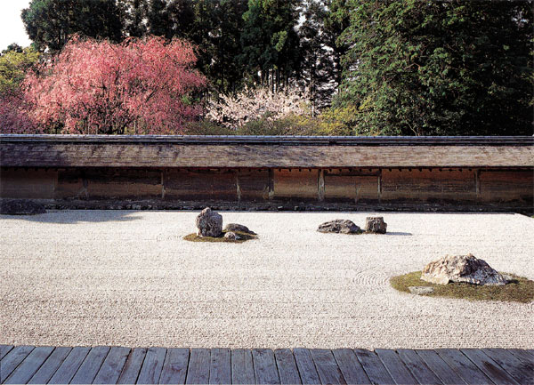 農村風町家が続く愛宕石庭を彩る紅枝垂(べにしだれ)。春こそ華やぎの景　龍安寺路　嵯峨鳥居本